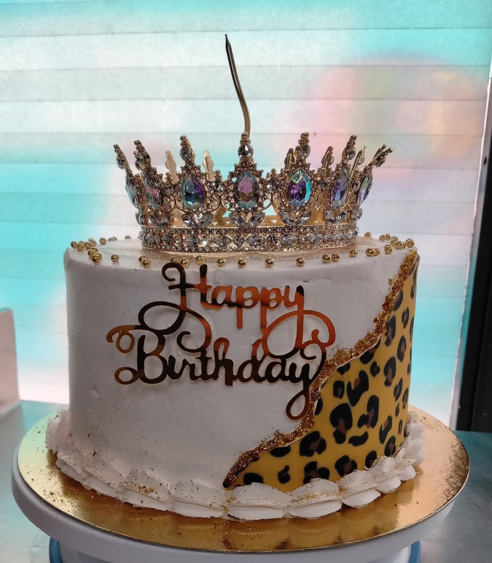 Tarta de cumpleaños con corona y estampado leopardo